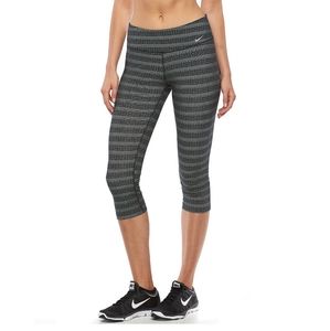 NIKE DRI-FIT LEGEND ZIG DOT PATTERN CAPRI LEGGINGS. BLACK/XS